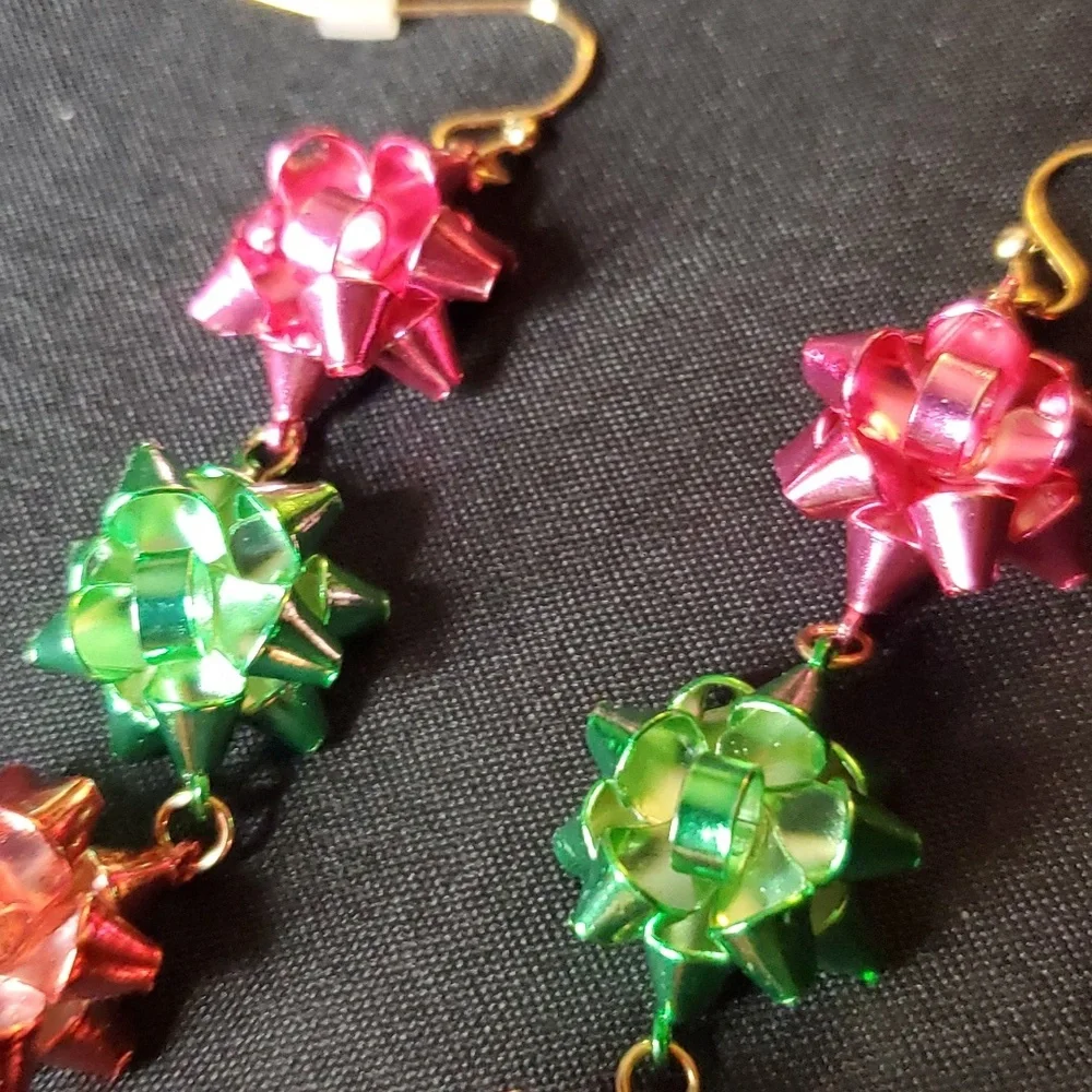 NWOT Gold Tone Gift Bow Earrings‎
